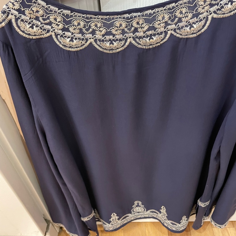 Pioneer Woman (monoreno) size medium.  Navy blue.